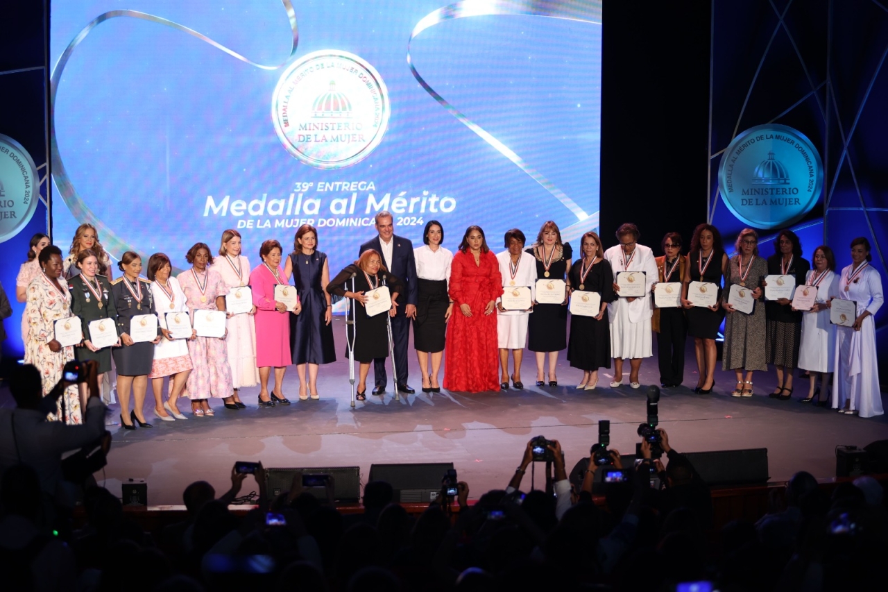 Presidente Abinader entrega Medalla al Mérito de la Mujer Dominicana 2024 a 18 mujeres destacadas en áreas de la vida nacional