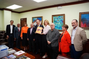 Ministra Germán entrega al MESCYT documentación para la creación de la Universidad de la Cultura y las Artes