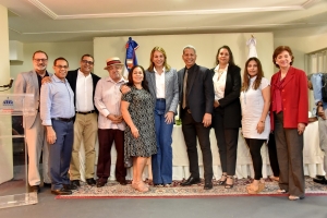 Ministra de Cultura se reúne con representantes del sector teatral