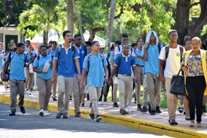 Estudiantes acuden masivamente a la Feria Internacional del Libro