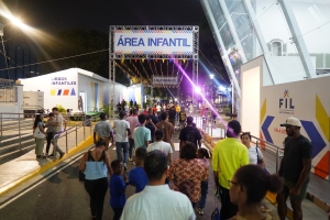 La Feria del Libro convierte la Plaza de la Cultura en un vibrante foco literario y artístico