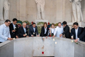Cultura deposita ofrenda floral en el Altar de la Patria, en ocasión del 178 aniversario de la Independencia Nacional