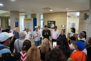 Roberto Ángel Salcedo supervisa los detalles finales del montaje de la XXVII Feria Internacional del Libro