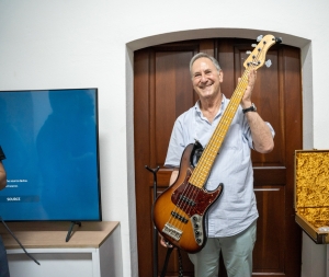 La Casa de la Música realiza encuentro con el reconocido lutier Roger Sadowsky
