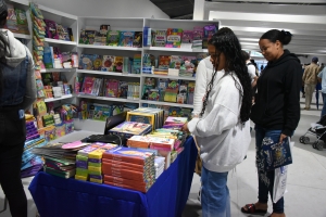 La Biblia y “Hábitos atómicos”, entre las obras más vendidas en el primer fin de semana de la Feria del Libro