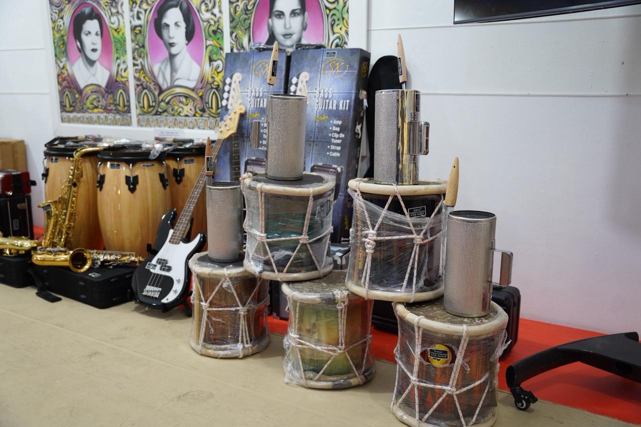 Ministro de Cultura encabeza entrega de instrumentos a Escuela de Música Típica en Barahona