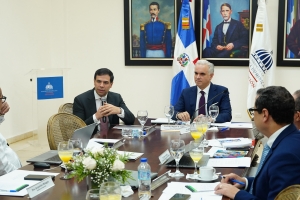 Roberto Ángel presenta El Poder de las Buenas Palabras ante Consejo Nacional de Educación