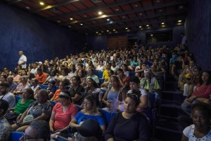 Escritores destacan organización e interés de los lectores en la Feria del Libro