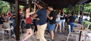 Músicos alemanes bailan al compás del merengue de la Escuela de Música típica Ñico Lora