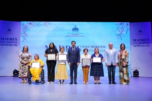 Reconocimiento a madres en el ámbito cultural