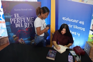 Karine Bernal presenta ‘El perfume del rey’ a casa llena en la Feria Internacional del Libro