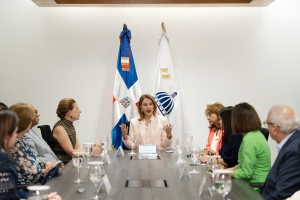 Ministra de Cultura recibe visita de los integrantes del Voluntariado del Teatro Nacional
