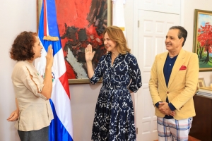 Ministra de Cultura juramenta a Ángela Hernández en la Dirección General del Libro y la Lectura