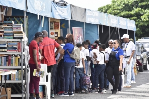 Se incrementa venta de libros en el cuarto día de la Feria del Libro 2022