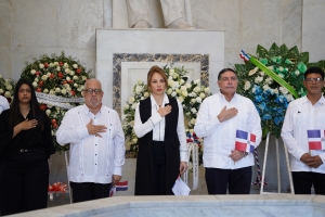 Cultura deposita ofrenda floral en el Altar de la Patria, en ocasión del 180 aniversario de la independencia nacional