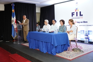 Tres laureados escritores en el reflexivo coloquio ‘Identidad, ¿jaula o mochila?’