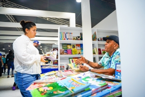 Un sábado con altas expectativas de concurrencia y libros a precios asequibles en la Feria del Libro 2024