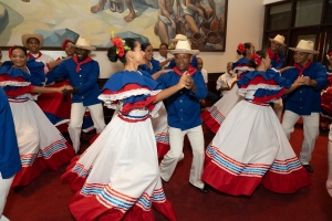 Aprende a bailar merengue, bachata y salsa totalmente gratis en la Plaza de la Cultura