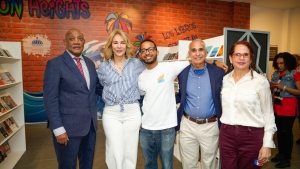 Premio Pulitzer dominicano Médar de la Cruz inaugura exposición en la Feria del Libro